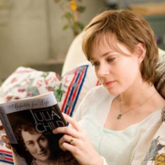 Julie is reading. Джули и Джулия готовим счастье по рецепту